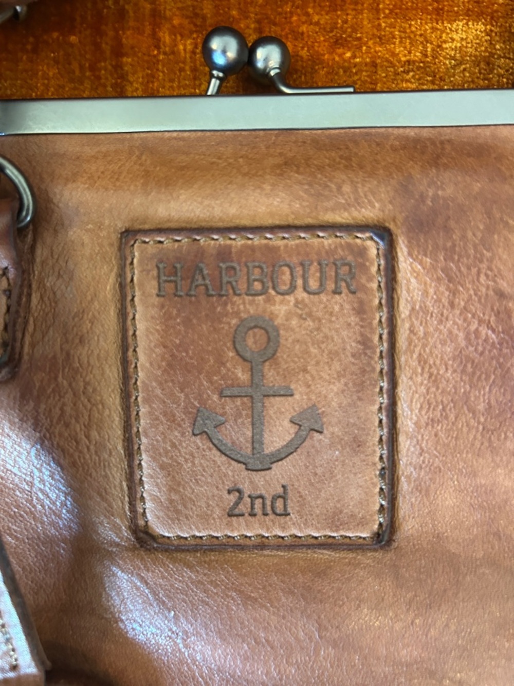 Harbour 2nd Distressed Brown Leather Crossbody Bag with Kiss Lock Closure - Picture 4 of 6